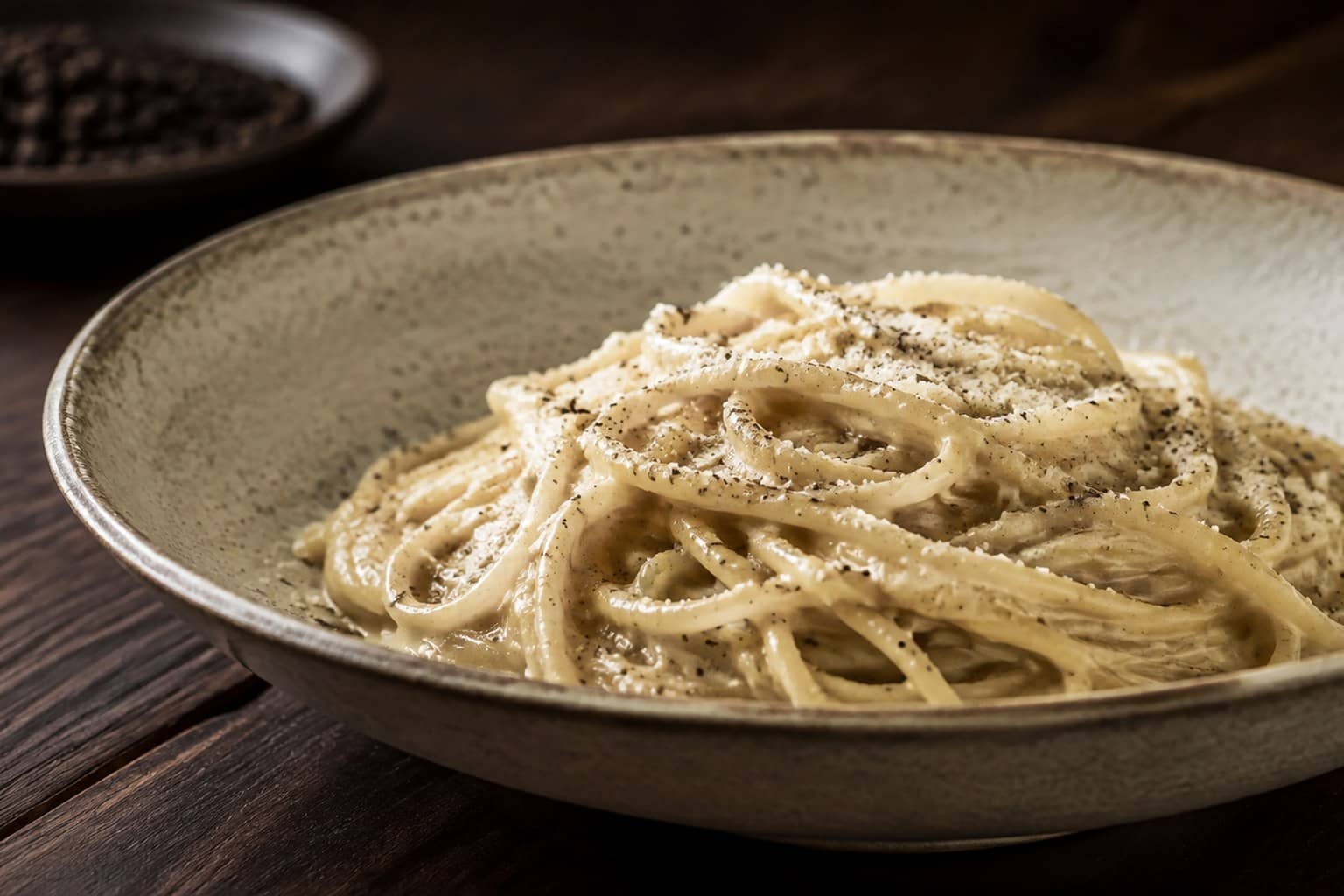 Cremet spaghetti cacio e pepe med pecorino og sort peber