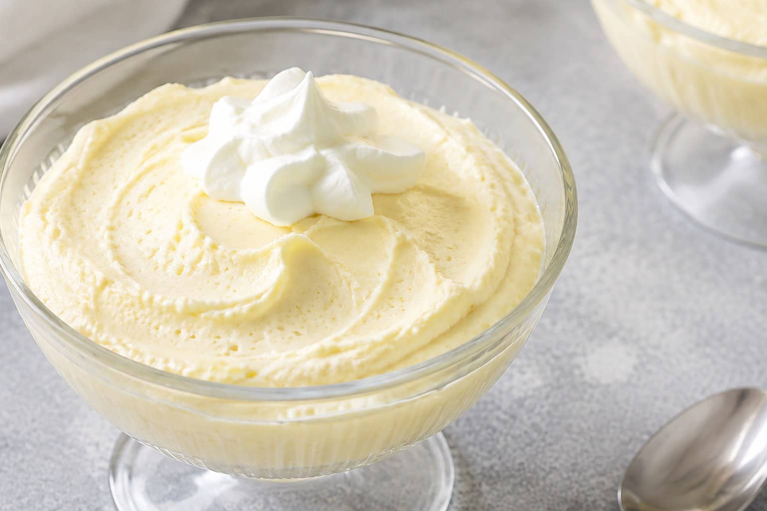 Glas med luftig citronfromage toppet med citronskal