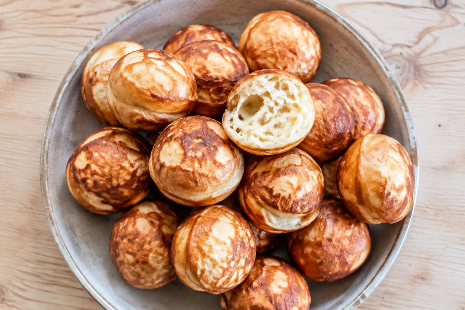 Gyldne hjemmebagte æbleskiver med flormelis og syltetøj