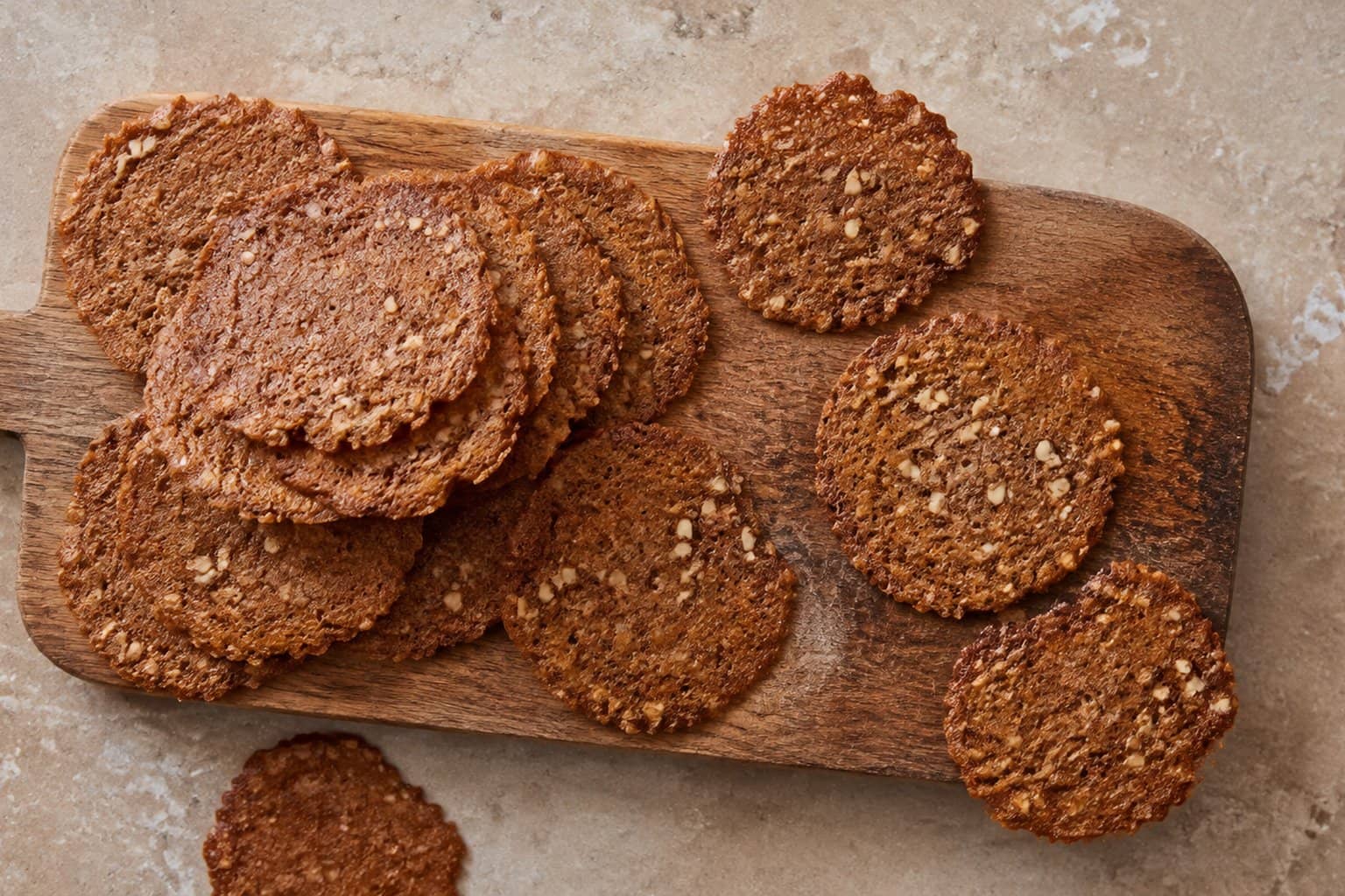 Hjemmelavede brunkager med hele mandler på et hvidt keramikfad med julepynt