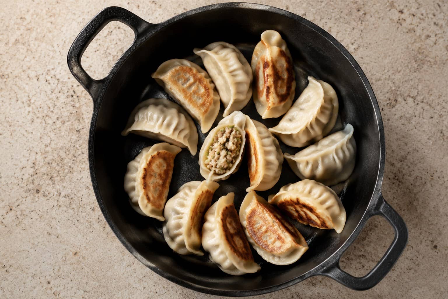 Hjemmelavede gyoza med sprød gylden bund og dampet top på mørk tallerken