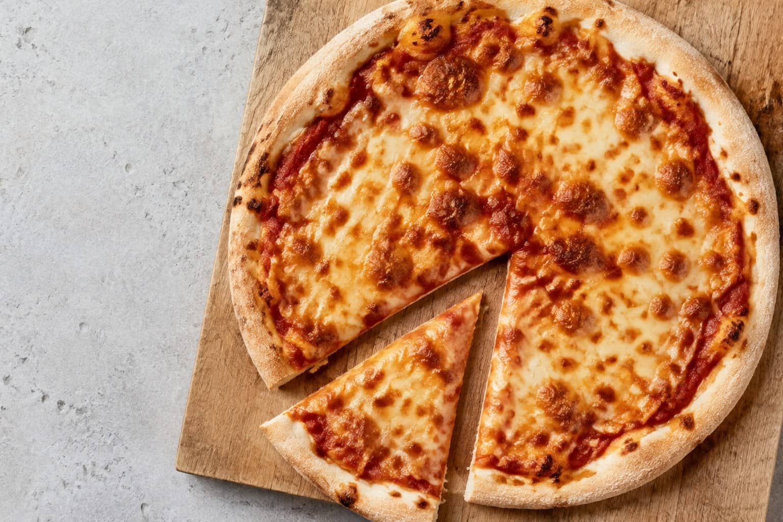 Hjemmelavet pizza med smeltet mozzarella og gylden, sprød bund