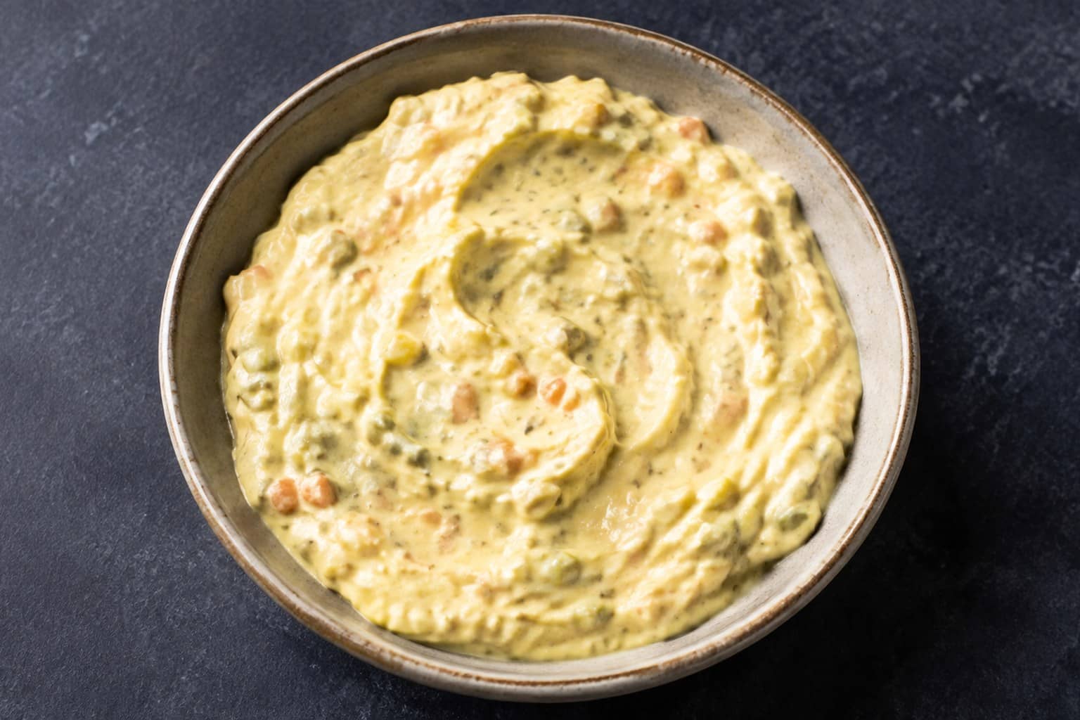 Skål med cremet hjemmelavet remoulade