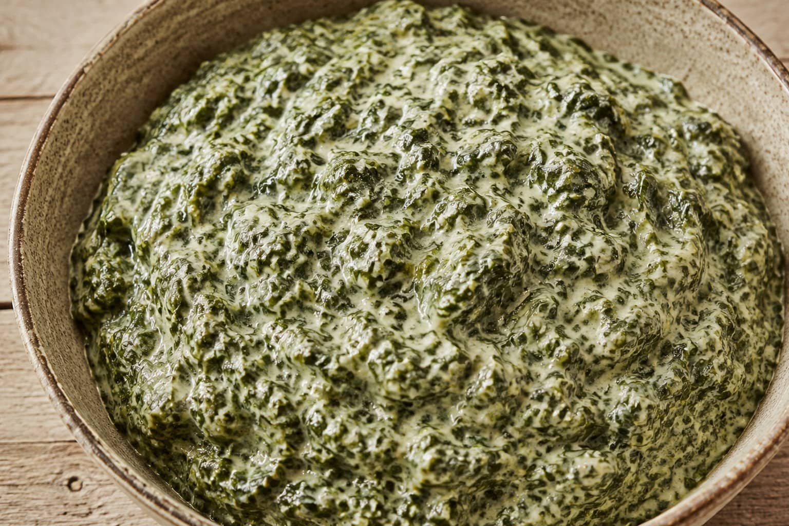 Skål med cremet grønlangkål