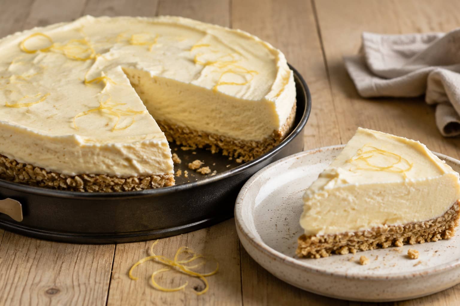 Skåret no-bake cheesecake med havrebund