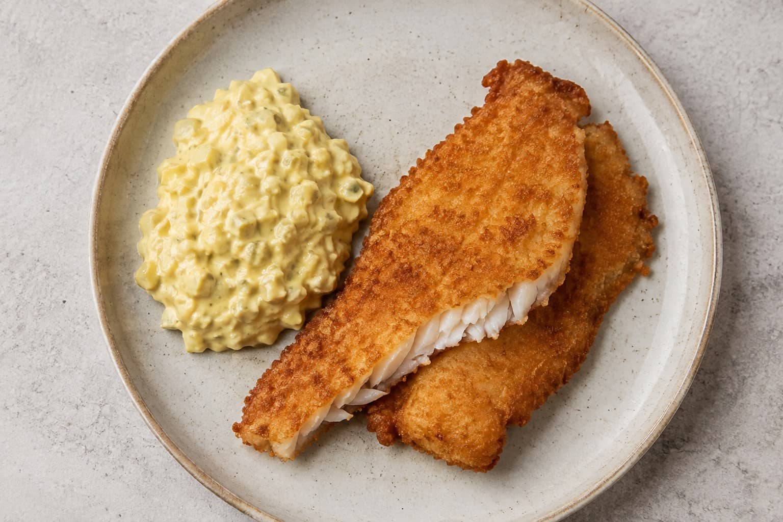 Sprødstegt paneret fiskefilet anrettet med en klat hjemmelavet remoulade