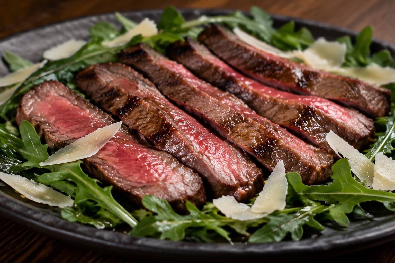 Tagliata, italiensk oksebøf med rucola og parmesan, anrettet og klar til servering