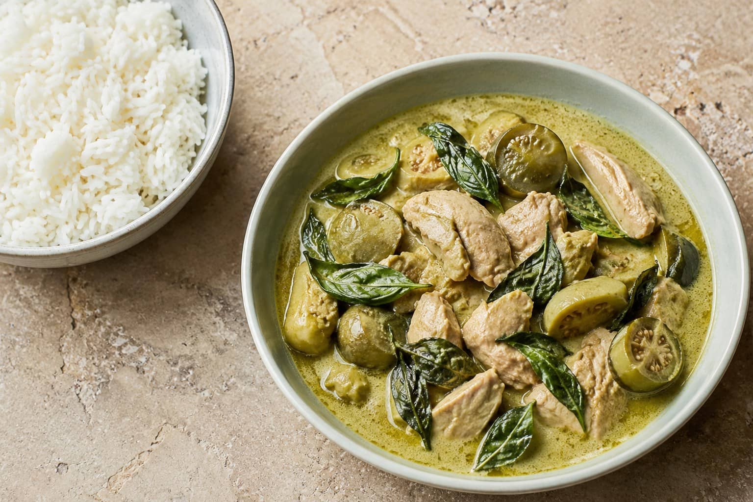 Thai grøn karry med kylling og grøntsager i cremet kokosmælk, serveret med jasminris og frisk basilikum