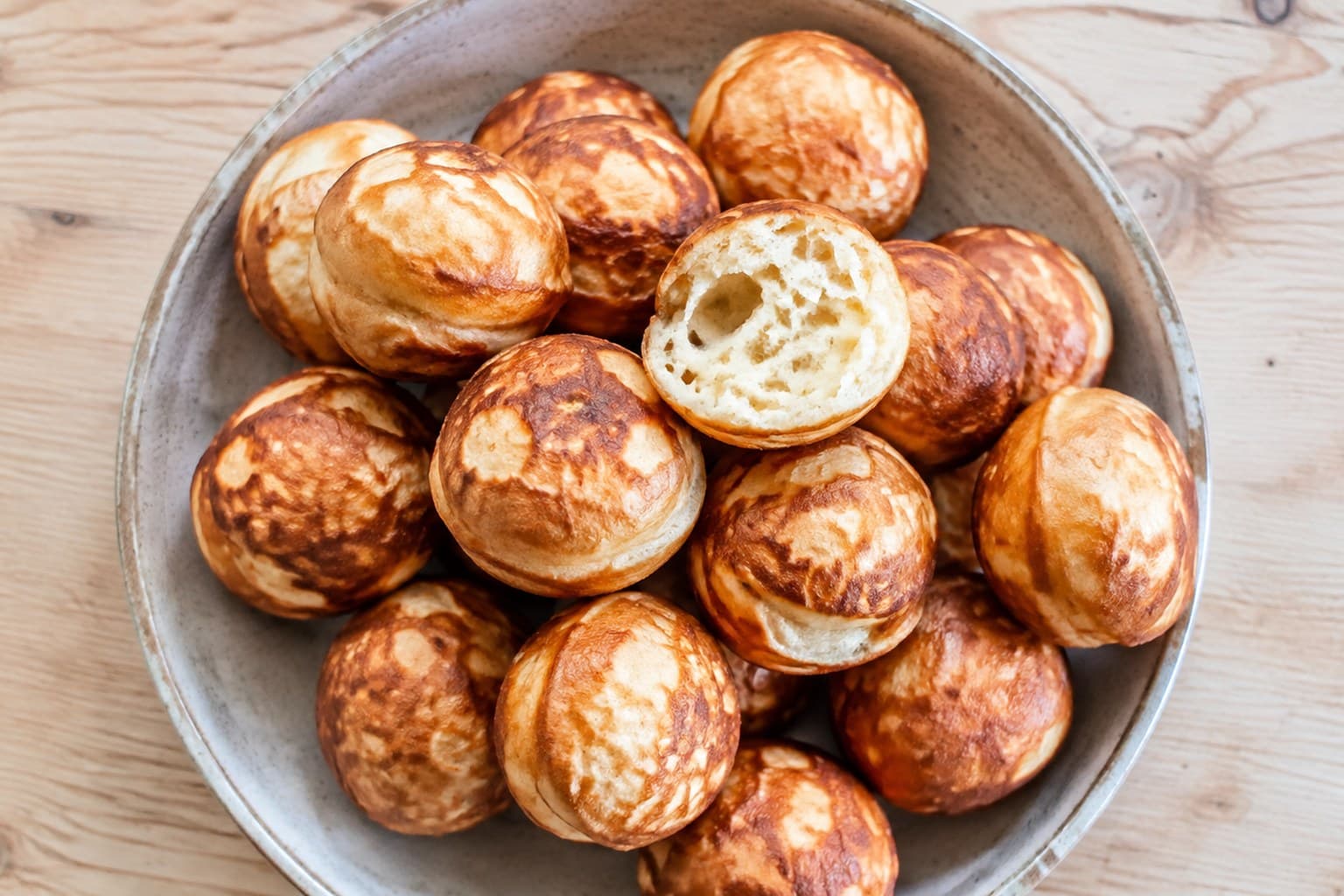 Gyldne hjemmebagte æbleskiver med flormelis og syltetøj