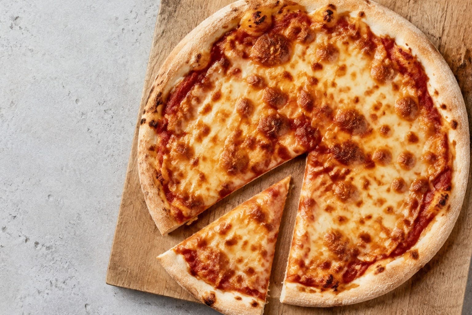 Hjemmelavet pizza med smeltet mozzarella og gylden, sprød bund